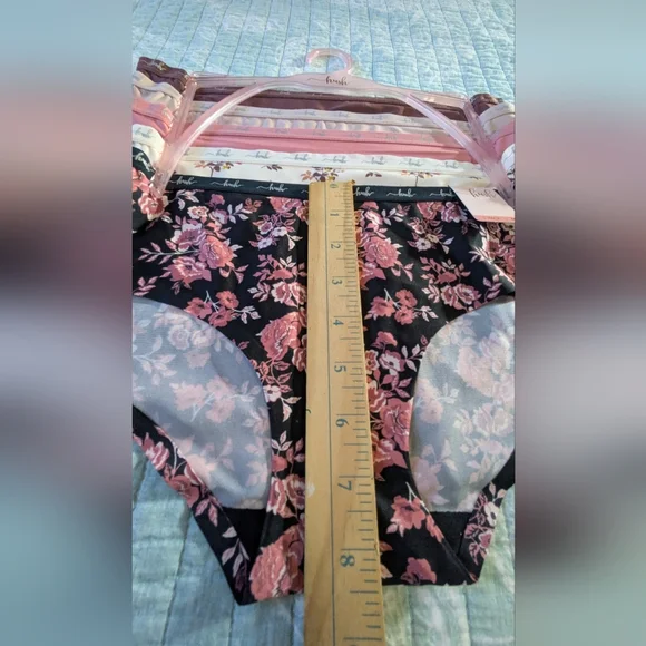 NWT 5 pack, Hush - Quality Underwear In Floral And Solid. Medium. - Picture 5 of 8